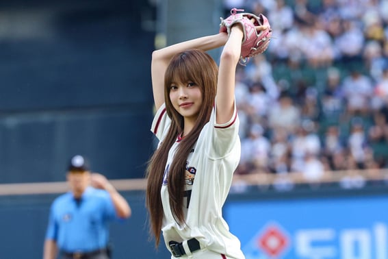 '勝利の妖精' ルセラフィムのホン・ウンチェ、ドゥサンの逆転勝利の奇跡を起こした..始球式をすれば勝利！