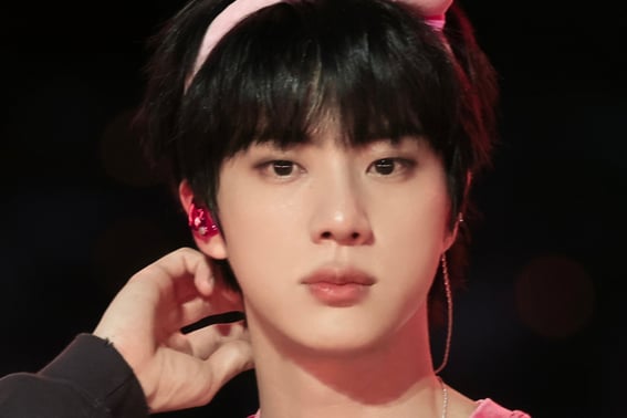BTS Jin's Chicago Concert Hairband Sparks 'Sold-Out Crisis'.. 'Sold-Out King' Dignity