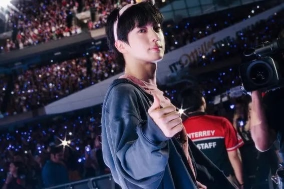 '售罄之王'防弹少年团JIN,耀眼美貌→梦幻现场..撼动风城芝加哥 荣登“实时趋势第1位”