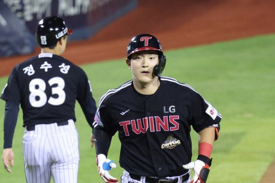 'Recent 10-game batting average of 0.143' — Despite the slump, he crossed Jamsil with a 177.1 km/h bullet! LG's Moon Jung-bin: "I hope today's home run becomes a turning point to boost my batting feel" [Jamsil on-site]