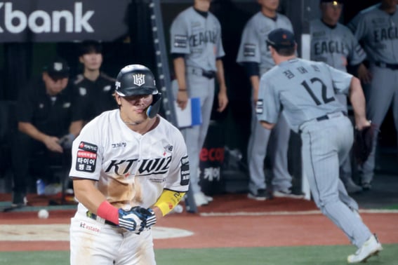 '7ª entrada, 4 hits consecutivos; 8ª entrada, 5 hits consecutivos': la fuerza concentrada de KT es loca... Hanwha cae a 9º lugar tras 8 derrotas seguidas por '3 errores' [Resumen del campo en Suwon]