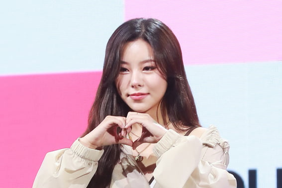 "Thought MaMaMo Disbanded"... Hwasa Tears Up Suddenly During Live Broadcast [Star Issue]