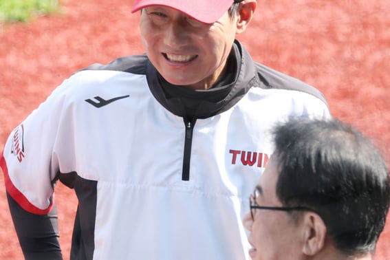 '5连胜'廉庆叶:“多亏填满蚕室的粉丝们,祝贺高宇锡时隔3年达成救援成功→肯尼迪2局完美投球为胜利奠定基础”