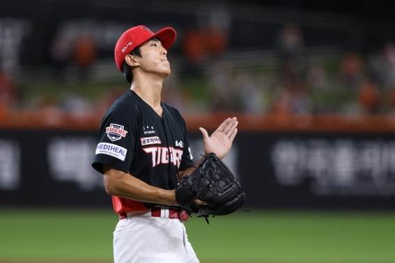 'Identical 9th inning, two outs, bases-loaded situation with Lee Ui-ri' Two days earlier, he was replaced after just two pitches; this time, he was kept in until the end... Why did Manager Lee Beom-ho's choice differ?