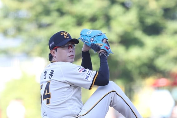The seemingly impossible feat of a top pitcher reaching "3,003 innings"... After accepting the manager's advice to reduce his innings, Yang Hyeon-jong found a new path forward once again.