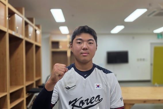 Even after throwing a 157 km/h fastball, he said, "I gave myself a score of 5." The 'No. 1 prospect' coveted by MLB, Yoon Ye-seong, wavered in his quest for higher velocity. "With the Taegeuk mark on my chest, I will go back to my own style." [Interview]