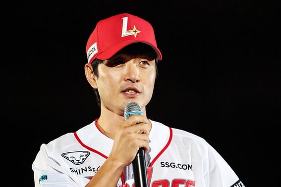 '21年ワンクラブマン' 目を潤ませたキム・ソンヒョン、グラウンドと熱い別れ··· '負傷兵'のチェ・ジョンとキム・グァンヒョンもその場を華やかにした [インチョン現場]