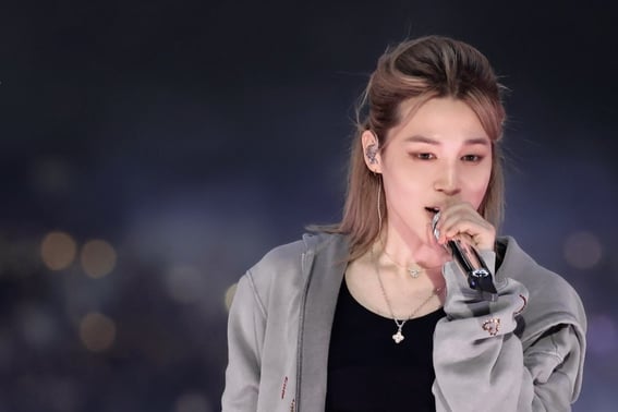 "Voy a ver a mi Jimin": el conmovedor regalo de una hija que llevó a su madre con demencia al concierto de BTS Jimin