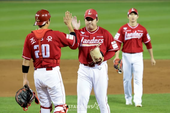 'With' KBO's first-ever record achieved! It's shocking that this ace remained in the bullpen... A thrilling debut as a starting pitcher, and SSG manager Lee Sung-yong reaches '200 wins' [Jamsil On-site Review]