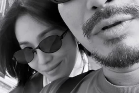 Song Hye-kyo, casually resting her chin on a male friend's shoulder abroad.. Full of smiles in a close-up shot