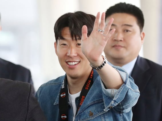 손흥민 '우승메달 들고 금의환향!'