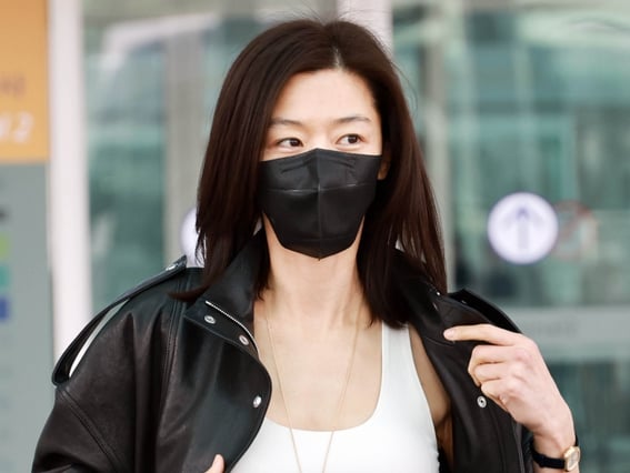 전지현 '시선강탈 민소매' 