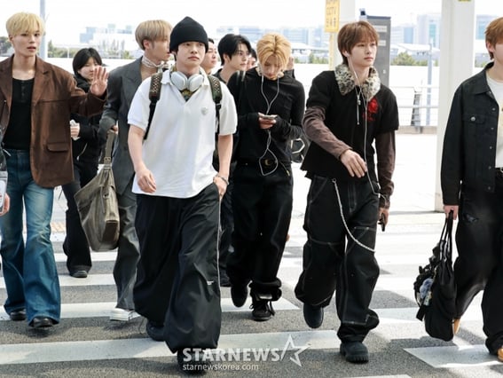 알파드라이브원 '화보같은 출국'