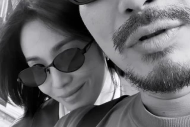Song Hye-kyo, casually resting her chin on a male friend's shoulder abroad.. Full of smiles in a close-up shot