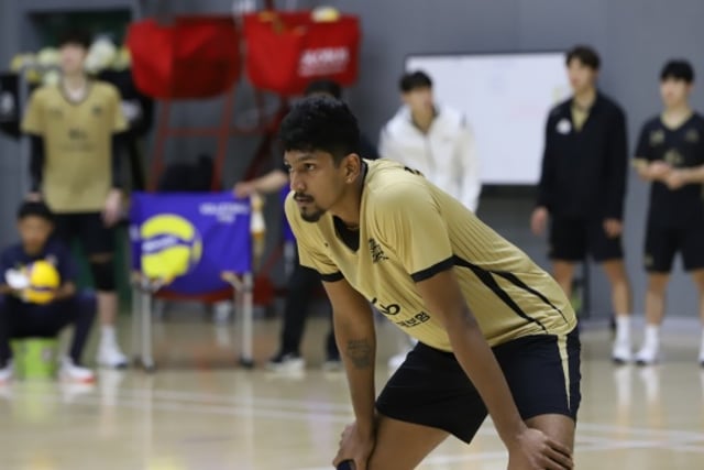 'Why did I play volleyball?' The question raised at age 8 was completely resolved by making history as the first in V-League! "The best decision of my life," says the 195cm Sri Lankan, the first player from his country.