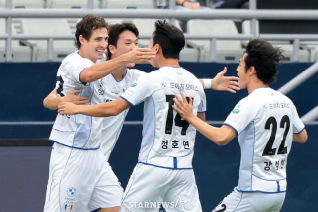 イ・ジョンヒョの昇格が見える！ 1位 vs 2位「一本橋の戦い」に勝った··· 水原、ソウルイーランドを1-0で破り首位を快走「2位と7ポイント差」 [木洞現場]