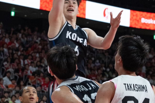 "I Lee Jung-hyun explota con 25 puntos: el equipo nacional de baloncesto de Corea logra una gran victoria por 100-83 en el partido contra Japón... Clasificación como primero del grupo y acceso a octavos de final en los Juegos Asiáticos con tres victorias consecutivas"