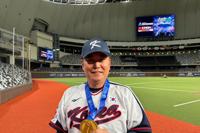 A huge hit, even mentioning the names of 'Seong Dong-yeol and Choi Dong-won': "He will become a national treasure-level ace pitcher. I am endlessly happy and proud that Korea has won." The head coach also gave a thumbs-up!