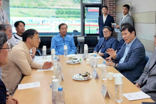 What will happen to the Ulsan Whales? KBO President Heo Goo-yeon and Ulsan Mayor Kim Sang-wook discuss expanding the base of baseball