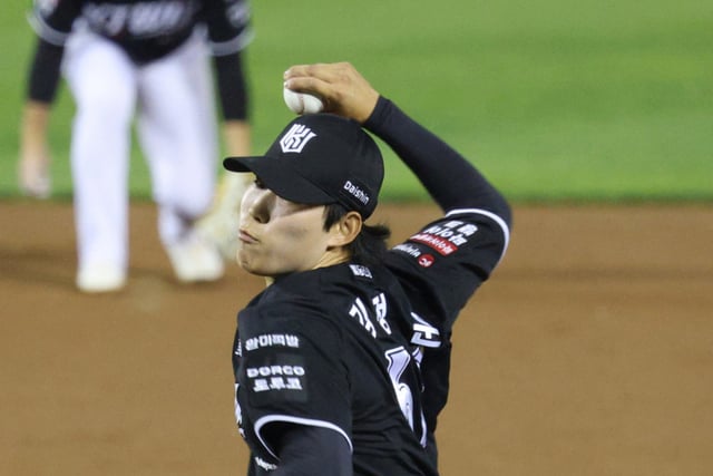 'De 9-1 a 9-8': La dramática octava entrada con siete carreras permitidas por KT, donde el lanzador zurdo de brazo lateral KKKK de 22 años logró su primer salvamento en su debut... con una ventaja de 3.5 juegos sobre el segundo lugar Samsung
