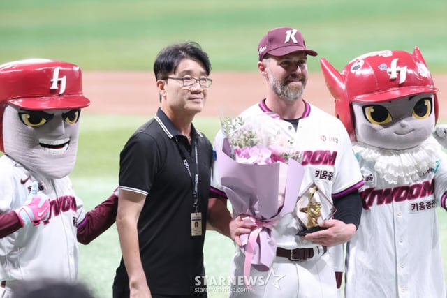 'De NC liberado, ahora firme': la ceremonia de entrega del récord de 100 jonrones en carrera de KBO para el jugador de Kiwoom, Davidson, se llevó a cabo. "Me alegra un logro tan significativo".
