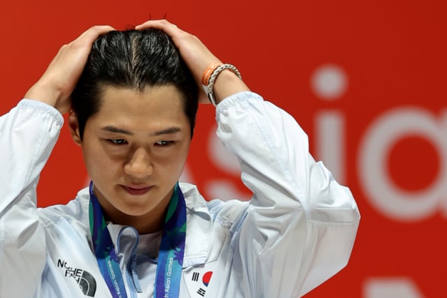 A 'gold medal' despite a ruptured lumbar disc... Fencing's Oh Sang-wook, two-time champion: "If I lose, even injuries are just an excuse" [Tokoname on-site]
