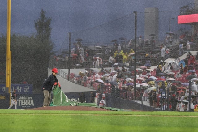 Jonrón contra todos los equipos→40 minutos después: «todo se desvaneció». La tormenta de lluvia que hizo llorar a Moon Jung-bin también borró la victoria de LG... Partido sin resultado por lluvia en Gwangju contra KIA