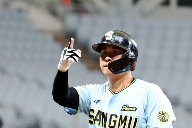 Will the "900-million-won arm" Jang Jae-young succeed in his transition to a position player? Sangmu manager confirms: "Once we fixed the mechanics, he improved. He will do well."