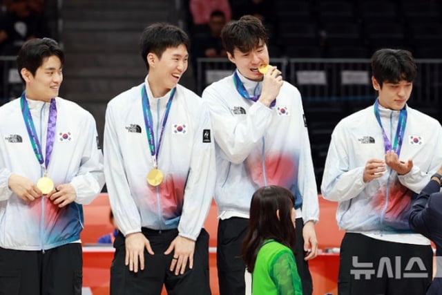 鳥肌が立った「男子バスケットボール『12年周期』金メダル、2002・2014の大先輩監督たちの感想」 [KBL現場]
