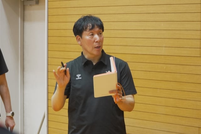 "You must watch Japanese volleyball and learn for yourselves": What is the 'visual volleyball' that Coach Shin Young-cheol emphasized... OK Savings Bank lines up new setter-foreign player combination