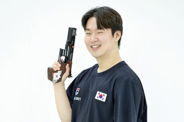 «Después de la plata en París para su esposa, el oro en los Juegos Asiáticos para él»: Lee Gun-hyuk, esposo de Kim Ye-ji, ¡ganó dos medallas de oro en un solo día! Dominio en la final individual y por equipos de pistola rápida a 25 metros [Juegos Asiáticos Aichi-Nagoya]