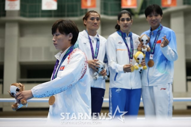 "Don't take photos!" North Korea boxer's bronze medalist's bizarre behavior, controversy over refusal to answer and silence followed by another controversial act [Aichi-Nagoya Asian Games]