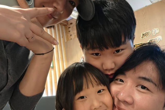 "家の工事中" ド・ギョンワン♥チャン・ユンジョン、サムギョプサルデート..二人の子どもと外食した近況