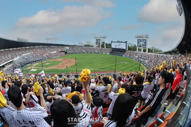 KIA: "Cho Sang-woo and Jeon Sang-hyun are in doubt"; LG: "Kennedy and Son Ju-young to rest" — Jamsil sold out again, a full-strength preview of the fall baseball season. Starting lineups announced [Jamsil on-site]