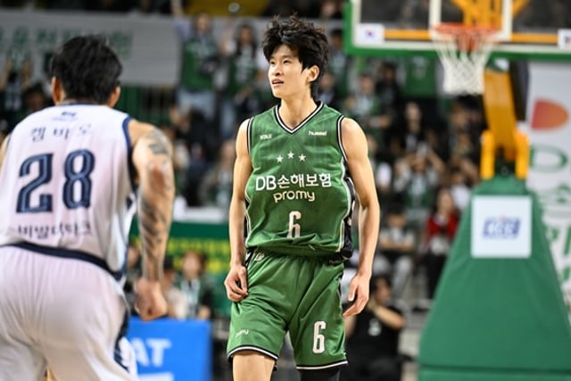Is it just the 'Big 3' in DB? Second-year Lee Yu-jin explodes for 13 points in opener, also studying front defense... Head coach Lee Gyu-seop: "We will develop him into a good player"