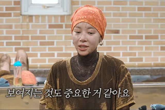 Hwang Jung-eum shares her feelings eight months after the 'waste toy giveaway' misunderstanding: "How things appear also matters"