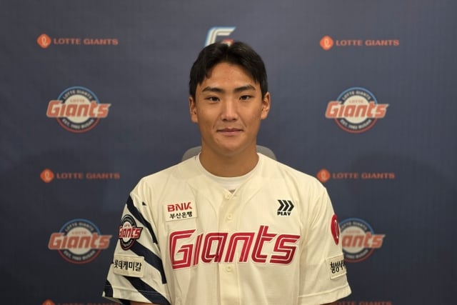 "Thanks to Dad's Lambada, I got 10 times the support": Lotte first-rounder Park Geun-seo vows to prove himself on the baseball field: "I want my name to be called first when people think of Lotte" [Busan On-Site]