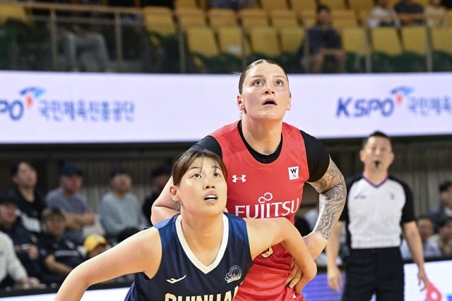 【清州现场报道】日本富士通队再次挺进决赛,挑战朴信子杯史上首个“海外球队三连冠”……尽管新韩银行队奋力紧追,仍以大比分落败