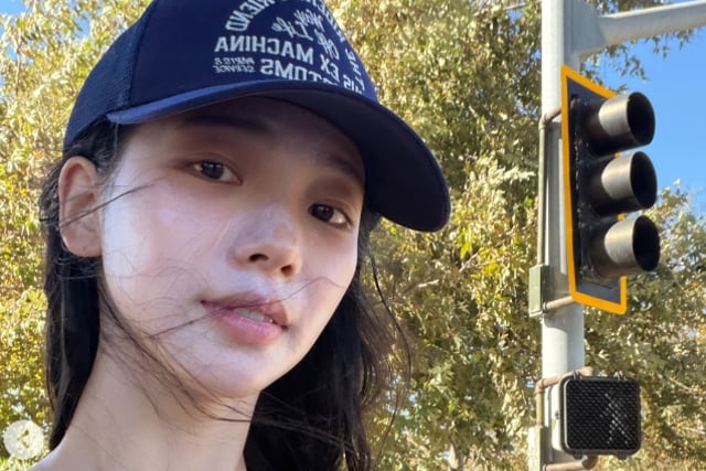 aespa的Karina果然也是"年轻富有"（Young & Rich）……在马里布海滩素颜冲浪