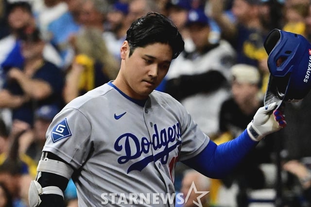 Ohtani, amid 'injury concealment' suspicions, makes sudden gesture as boos erupt from visiting fans! 'His hand suddenly goes to...'