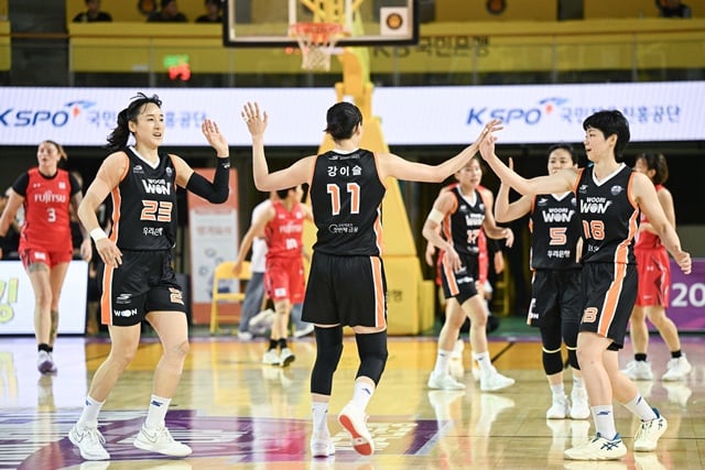 夺冠热门是友利银行、KB、BNK三强争霸？季后赛（PO）争夺同样激烈……WKBL新赛季大幕将启，27日举行开幕媒体日