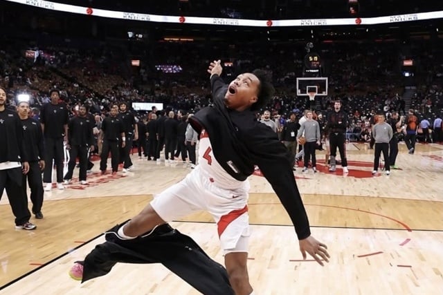 The dunk was impressive, but his pants slipped down... NBA star Scottie Barnes' "awkward warm-up" sparks buzz, and he himself burst out laughing