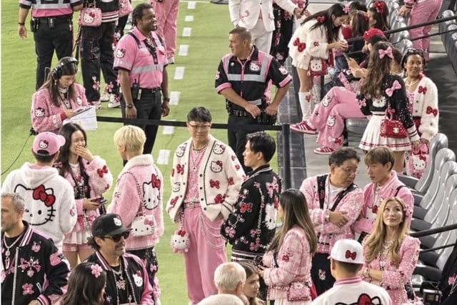 ¿Es un campo de fútbol? Un mundo 'Hello Kitty' completamente rosa... LAFC protagoniza un show individual con SON, regala a 22.000 personas → la reacción de los aficionados también es explosiva