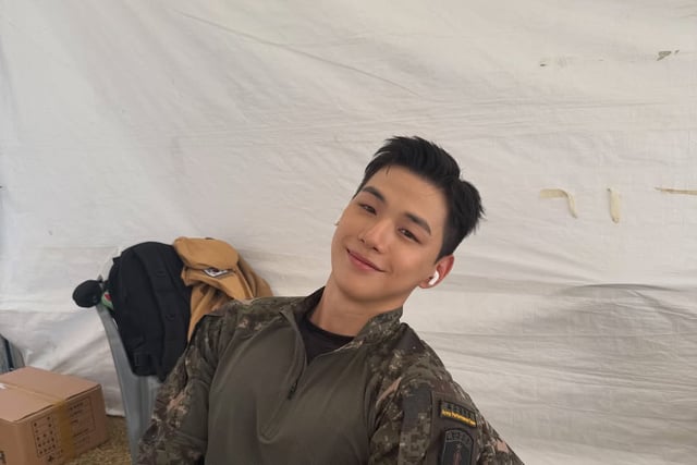 Urgent need to preserve military uniform… Kang Daniel shares "military boyfriend" photos 10 months before discharge