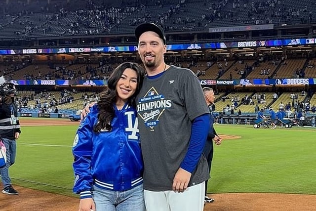 "Tôi sẽ cắt ngón tay của bạn!" Vợ của starting pitcher LAD Blake Snell, phơi bày tin nhắn đe dọa giết người sau thất bại NLCS gây sốc