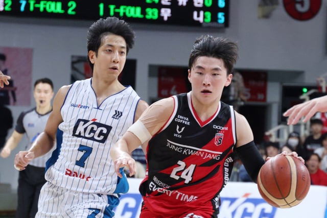 Coincidentally, both players finished with identical stat lines of 13 points and 7 assists, but... Moon Yu-hyun's confidence in silencing Heo Hoon: "The coach told me to play basketball boldly"