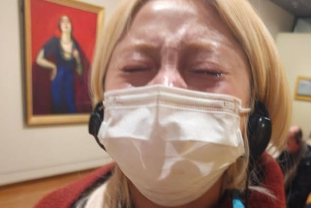 LE SSERAFIM's Heo Yoon-jin breaks down in tears while viewing a Van Gogh artwork... Kim Chaewon reacts with surprise: "Is she crying?"