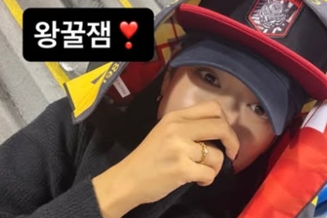 «Choi Tae-jun ♥» Park Shin-hye, un mes después del parto… captada en el estadio de béisbol, belleza juvenil impecable