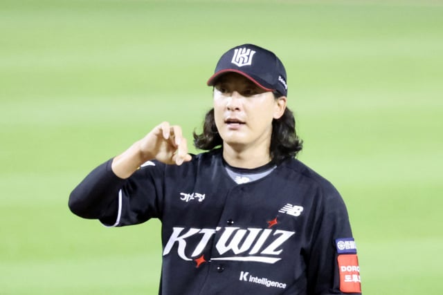 【官方消息】“在LG效力16年”的长发投手“终究”未能实现反弹……“光州→首尔→济州→大田→仁川→水原”全国巡回的右投手也将离开！面临韩国系列赛（KS）的KT，通知10人无法续约