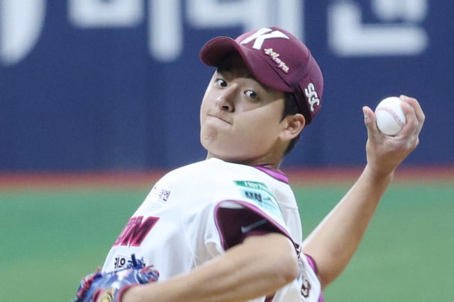 'He should have been gripping the ball, but he was holding his knee' — 159 km/h monster Park Jun-hyun suffers minor knee ligament injury; "Recovery expected to take two months"
